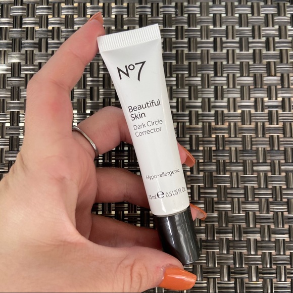 laboratories dark circle corrector